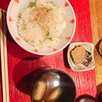 賛否両論 - 鯛と枝豆の炊き込みご飯でした。鯛が贅沢に使われていて美味しかった。