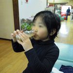 Kumano Kawa Onsen Chidori No Yu - 一気飲み中の子ども。シェアする予定でしたが…。