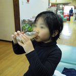 熊の川温泉ちどりの湯 - 一気飲み中の子ども。シェアする予定でしたが…。