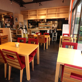 パラソル＆ペットOKのテラス席＊落ち着いた雰囲気の店内も魅力