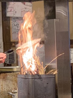 炉端 小次郎 - 藁焼き中