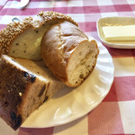 ビストロ・マンジェ - パン 3種 量があってハード系でうれしい(о´∀`о)
