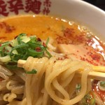 博多火炎辛麺赤神 - 太麺ですね、濃いスープにぴったり