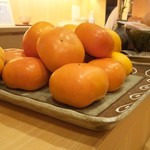 菜をさら - 季節外れの柿。