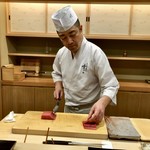 日本橋蛎殻町 すぎた - 綺麗な切り付けと流麗に握る所作