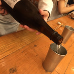 浪花ろばた 頂鯛 - トクトクとく、、素敵女子唎酒師が、注いでくれましたよー(*☻-☻*)