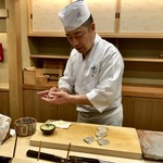 日本橋蛎殻町 すぎた - 綺麗な切り付けと流麗に握る所作