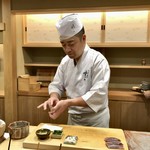日本橋蛎殻町 すぎた - 綺麗な切り付けと流麗に握る所作