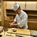 日本橋蛎殻町 すぎた - 綺麗な切り付けと流麗に握る所作