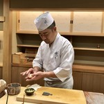日本橋蛎殻町 すぎた - 綺麗な切り付けと流麗に握る所作
