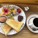 カフェアンドショップ ロータスランド - 2019/08/07
            モーニングＡセット 380円
            ・ゆで卵、餡子、有機コーヒー
            おまかせセット 550円
            ・トマたま天津飯
            ・玉ねぎシューマイ
            ・フレッシュサラダ
            ・スイカ