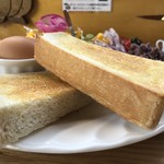 CAFE&SHOP Lotus Land - 2019/08/07
                モーニングＡセット 380円
                ・ゆで卵、餡子、有機コーヒー
                おまかせセット 550円
                ・トマたま天津飯
                ・玉ねぎシューマイ
                ・フレッシュサラダ
                ・スイカ