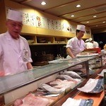 梅丘寿司の美登利総本店 - 活気ある店内