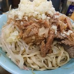 ラーメン そら - 麺、野菜、豚、ほぐし豚、脂、ニンニクの山
      なんかよく分かんないけどそんな感じ