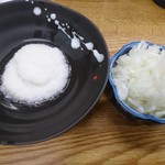 ラーメン そら - 別皿トッピングのタマネギととろろ
      後から無料トッピングのアブラも別皿で来た