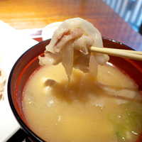 羅豚 はなれ - 具沢山の豚汁は、豚料理専門店ならでは。味噌は甘口、でっかい玉ねぎと豆腐も魅力