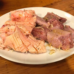 亀戸ホルモン - ◉ハツモト 税込み690円　味つけは塩ダレ+辛味調味料　アワビのような食感と、あぶらのぷるぷるな食感の対比がたのしめます　◉豚タン 税込み570円　味付けは塩ダレ+ネギごま油　安定感のある部位です