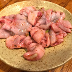 亀戸ホルモン - ◉コブクロ 税込み570円　味付けは塩ダレ+辛味調味料。シャクシャクでコリコリな食感。淡白な味わいの部位なので、卓上のお酢と甘い醤油ダレで途中から味変してみました