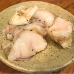 亀戸ホルモン - ◉塩ホルモン 税込み690円　味付けは塩ダレ、少しレモンの風味を感じました。あぶら部分は旨味が濃くてあまい。ぷるっぷるの食感です