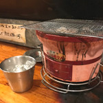 亀戸ホルモン - 七輪と消火用の氷