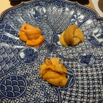 鮨 さいとう - 左上バフンウニ、右上ムラサキウニ、下赤ウニ