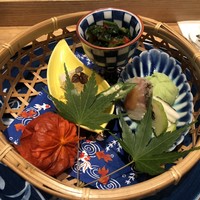 一心 金子 - つるむらさきのお浸し(上)
                    ずんだ茶巾(右皿の上)
                    福子(右皿の真ん中)
                    穴子白焼き(右皿の下)
                    養老豆腐(左皿)
                    鬼灯とまと(左下)