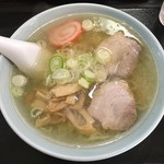 大衆食堂　四十萬 - キャーーー！！！中華そば！¥650。
            
            知ってはいたがコレ程までに汁の色が薄いとは！
            
            魚津の食堂スタンダードな薄い醤油かと思ったが、コレは塩ラーメンなんだね。
            
            
            