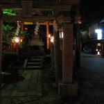 水だき 萬治郎 - 近くの辰巳大明神　　右手の明りが萬治郎さん