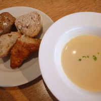 TOOTH TOOTH GARDEN RESTAURANT - パンとスープ