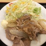松屋 - メインの豚生姜焼き肉に野菜サラダ脇にはマヨネーズ。