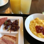 Hotel Harvest Kyu Karuizawa - アップルジュースにオレンジジュース。ぶどうも甘い◎