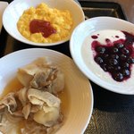 ホテルハーヴェスト - ヨーグルトのブルーベリーソースと肉じゃがにスクランブルエッグ。