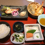 Kozakana Amochin - よくばり阿藻珍定食1026円