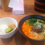 四川屋台 - 担々麺とサービスライス