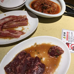 焼肉菜包 朴然 - 上はキムチと牛サガリ                                                                          下は牛カルビ