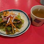 姫路のタイ屋台 玲 - セットのサラダとスープ