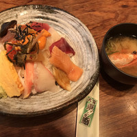 東鮨 新店 - 海鮮ちらし1,000円