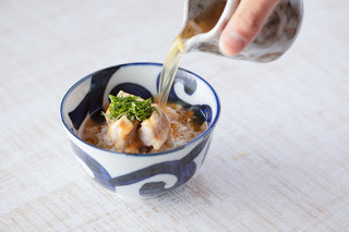 h Fugubuta Sakaba - 特製のゴマ醤油ダレに絡めフグの身に三種の削り節から取った、こだわりの出し汁をかけて召し上がって頂きます。