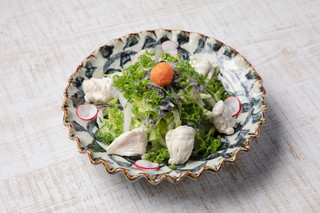 h Fugubuta Sakaba - フグの身と皮の湯引きを贅沢に乗せ、白菜と一緒に自家製ポン酢で楽しむ！フグの魅力をシンプルにかつストレートに味わえます。