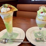 ロイヤルホスト - 左、焦がしメロンのブリュレパフェ
右、メロンのショートケーキ仕立て