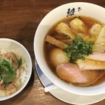 麺や 維新 - 特醤油らぁ麺 (1050円) + やまと豚の肉飯 (380円)