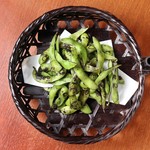 Nikushabudokorojuudenchi - 日本酒仕込みの焼き枝豆