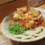 ふたば製麺 - 海鮮かき揚げうどん。今宵は、かき揚げが出汁に着水する際、ジュッと音がするほど熱々だった！