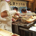 ふたば製麺 - 天ぷら、かき揚げを揚げる手捌きが素晴らしい～(*￣∇￣)ノ