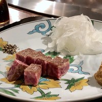 銀座うかい亭 - 焼き加減は娘の好みで「レアで外側はカリッ」でお願いしました。 ◆娘には多めにして頂きました。