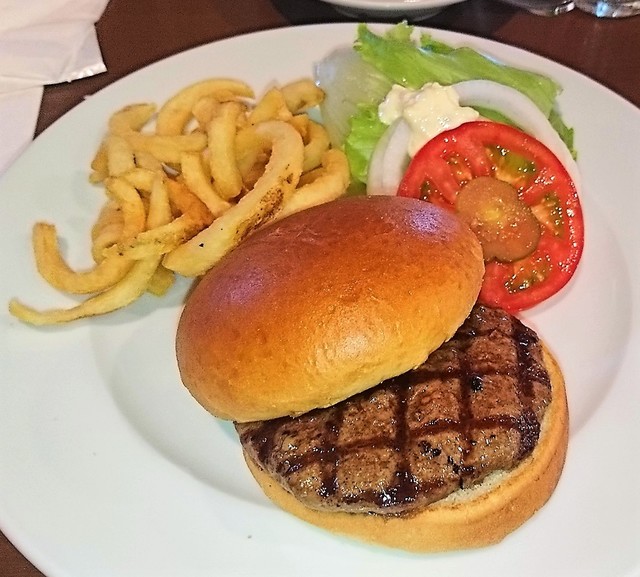 セルフでサンドするのか 東京の人はナイフ フォークで食べるんだ By あ き ら ペーズマジック 六本木店 Pe Z Magic 乃木坂 ハンバーガー 食べログ セルフでサンドするのか 東京の人はナイフ フォークで食べるんだ By あ き ら ペーズマジック 六本木店 Pe Z Magic 乃木坂 ハンバーガー 食べログ