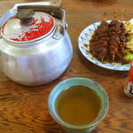 Suwakiya - どてには一味唐辛子。昔ながらのやかんでお茶が出てくるところもいい