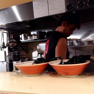 下品なぐらいダシのうまいラーメン屋 荒波屋_2