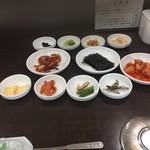 赤坂一龍 - ソルロンタンについてくる数々のおかず