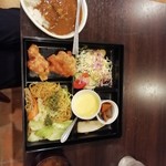 創作厨房ぐろう - 日替ランチ。唐揚げ&しょうゆ焼きそば。この日はライスたけじゃなく、カレーも食べ放題。